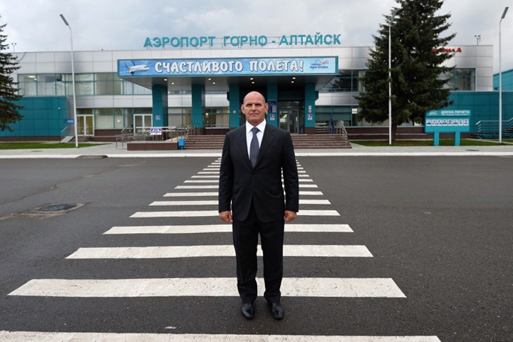 Сотни политиков и спортсменов приехали поздравить Карелина Сотни политиков и спортсменов приехали поздравить Карелина