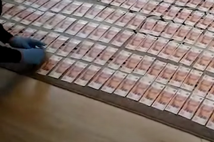 Задержанный за взятки глава алтайского минздрава прятал 6 млн в деревянном туалете Задержанный за взятки глава алтайского минздрава прятал 6 млн в деревянном туалете