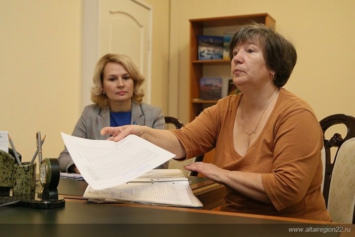 СМИ: Упавшая на колени перед Медведевым жительница алтайского села рассказала о подножке охранников премьера СМИ: Упавшая на колени перед Медведевым жительница алтайского села рассказала о подножке охранников премьера