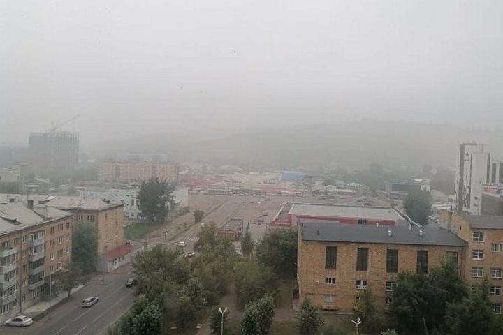 Красноярцам посоветовали меньше бывать на улице и носить очки из-за природных пожаров