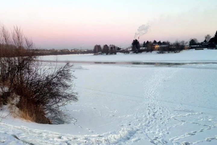 Дети провалились под лед в Канске. Есть погибший Дети провалились под лед в Канске. Есть погибший