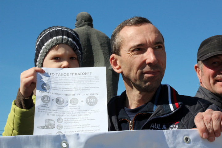 «Подайте бедным Ротенбергам»: новосибирские дальнобойщики вышли на улицу