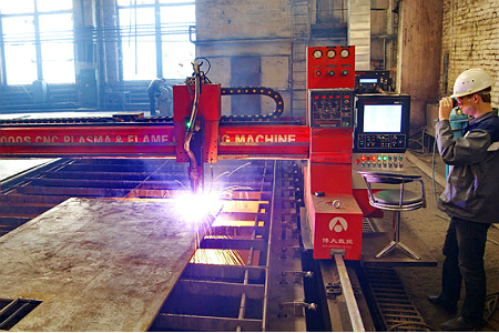 Более 100 сотрудников кузбасского завода бастуют из-за долгов по зарплате Более 100 сотрудников кузбасского завода бастуют из-за долгов по зарплате