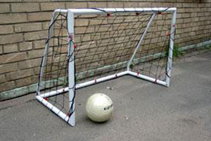 Семилетний ребенок погиб при падении на него футбольных ворот на спортплощадке в Томске Семилетний ребенок погиб при падении на него футбольных ворот на спортплощадке в Томске