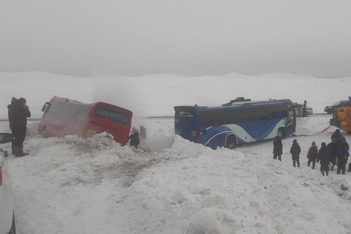 Автобусы со 128 детьми опрокинулись в кювет в Туве Автобусы со 128 детьми опрокинулись в кювет в Туве