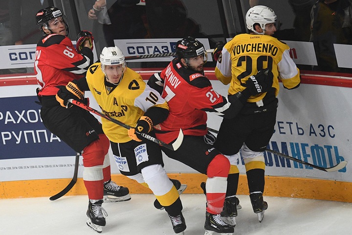 Болельщик омского «Авангарда» ударил ножом коллегу за «злорадство» над пропущенной шайбой Болельщик омского «Авангарда» ударил ножом коллегу за «злорадство» над пропущенной шайбой