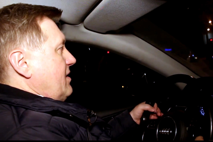 Мэр поздравил новосибирцев с Новым годом за рулем Мэр поздравил новосибирцев с Новым годом за рулем