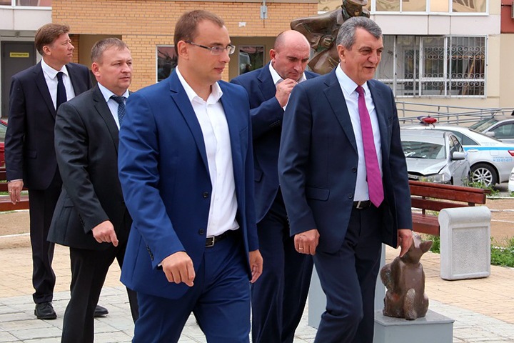 Депутат новосибирского заксобрания Сидоренко задержан по делу о поддельных документах на землю Депутат новосибирского заксобрания Сидоренко задержан по делу о поддельных документах на землю