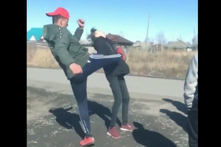 Обвинение попросило обязательные работы для барабинских подростков, снимавших на видео избиение сверстников Обвинение попросило обязательные работы для барабинских подростков, снимавших на видео избиение сверстников