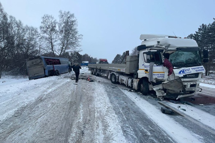 Автобус с детьми врезался в «КамАЗ» под Новосибирском. Есть пострадавшие Автобус с детьми врезался в «КамАЗ» под Новосибирском. Есть пострадавшие