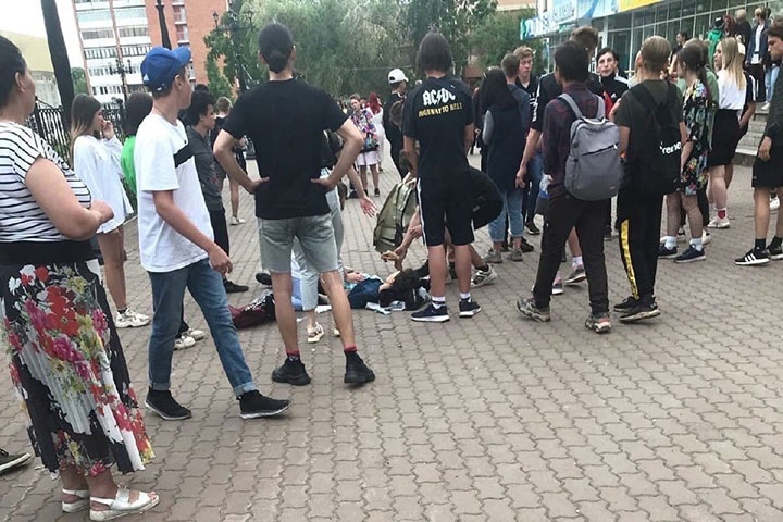 16-летняя девушка зарезала школьника в Братске. Видео 16-летняя девушка зарезала школьника в Братске. Видео