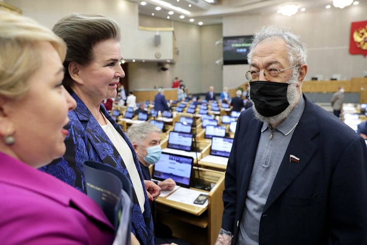 Кто из сибиряков в Госдуме ввел трехдневное голосование: Причиной цветных революций была коррупция и невозможность контроля выборов