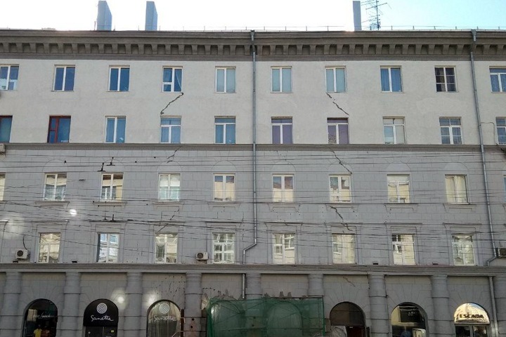 Многоквартирный дом покрылся трещинами в центре Новосибирска