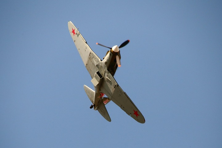 Отреставрированный самолет времен Великой Отечественной войны пролетел над Новосибирском Отреставрированный самолет времен Великой Отечественной войны пролетел над Новосибирском