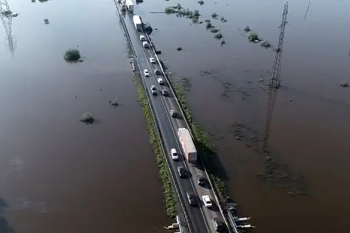 Гигантская пробка образовалась на подъезде к подтопленному Тулуну. Видео