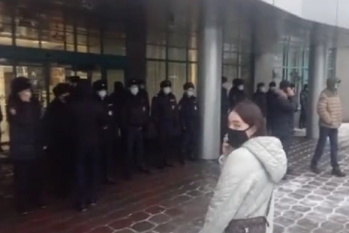 Противники вакцинации штурмовали администрацию в Новокузнецке Противники вакцинации штурмовали администрацию в Новокузнецке