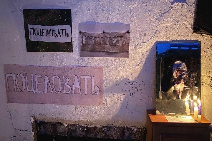 Вандалы разгромили выставку фестиваля женской истории в Томске Вандалы разгромили выставку фестиваля женской истории в Томске