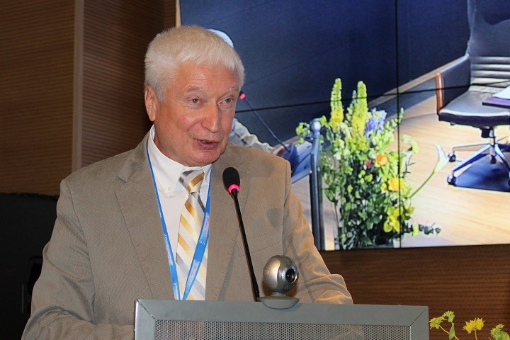 Сибирский академик обвинил политиков и ученых в попытках заработать на коронавирусе