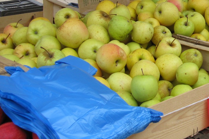 Морковь и яблоки подорожали почти в полтора раза: мониторинг цен в магазинах Новосибирска