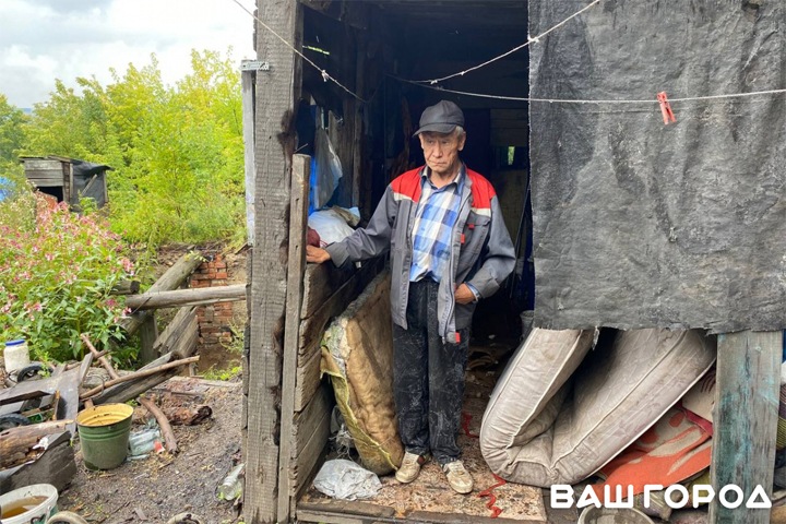 Новокузнецкий ветеран девять лет живет в хозяйственной постройке без воды, света и документов