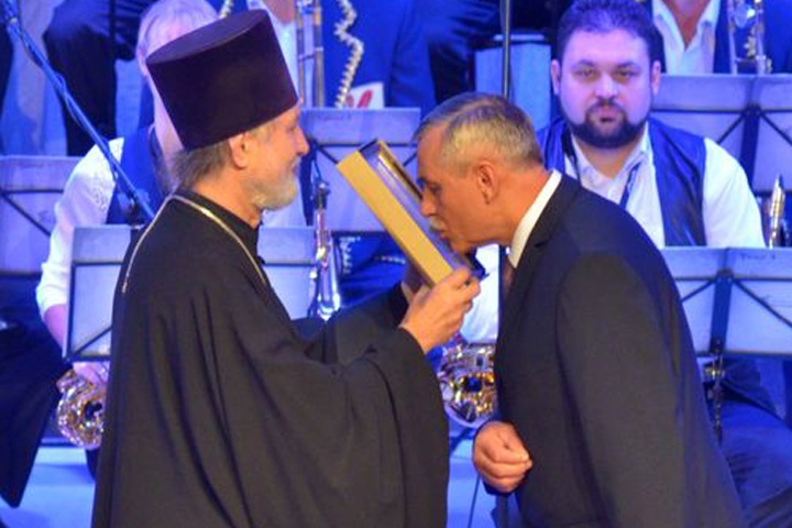 Глава Черногорска заставлял рабочих бесплатно строить автомойку для своей жены