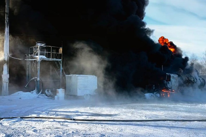 Бензовоз и цистерны загорелись в Ангарске