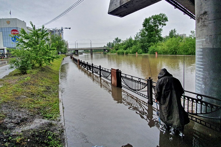 Енисей подступил к жилым домам в Красноярске, подтоплен арбитражный суд Енисей подступил к жилым домам в Красноярске, подтоплен арбитражный суд