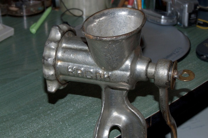 Омичка убила глухонемого соседа мясорубкой за неправильно понятый жест