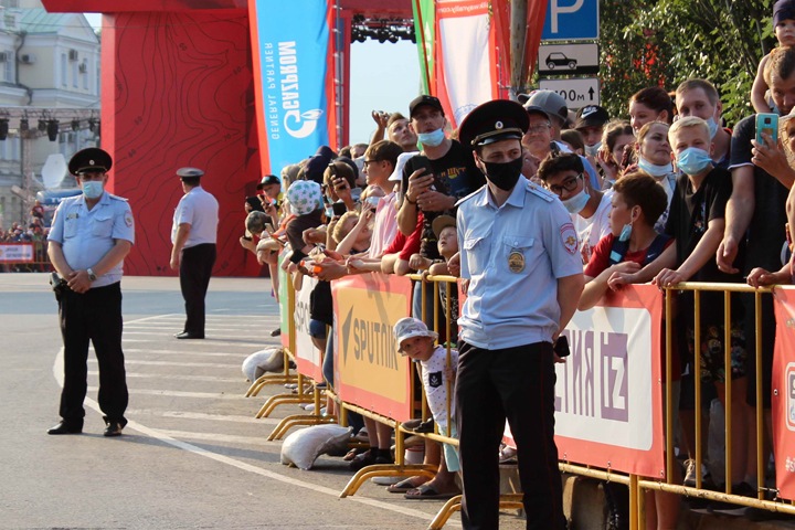 Тысячи омичей собрали на ралли «Шелковый путь» во время запрета на массовые мероприятия Тысячи омичей собрали на ралли «Шелковый путь» во время запрета на массовые мероприятия