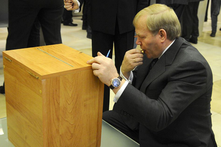 «СР» и ЛДПР назвали Трикмана и Побилата конкурентами Толоконского