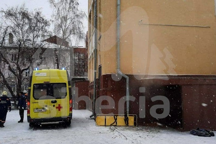 Три человека провалились в яму с кипятком в центре Новосибирска