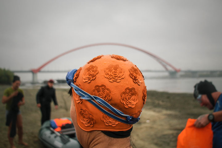 Новосибирские моржи поздравили Путина с днем рождения переплывом через ледяную Обь