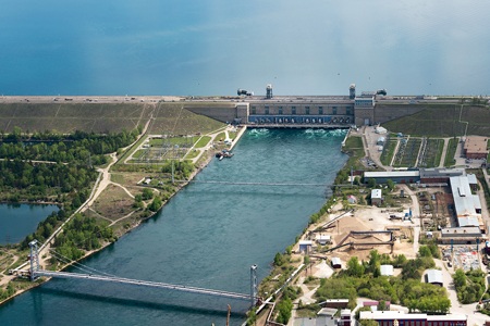 Масляные пятна появились на Ангаре из-за неисправности на Иркутской ГЭС Масляные пятна появились на Ангаре из-за неисправности на Иркутской ГЭС