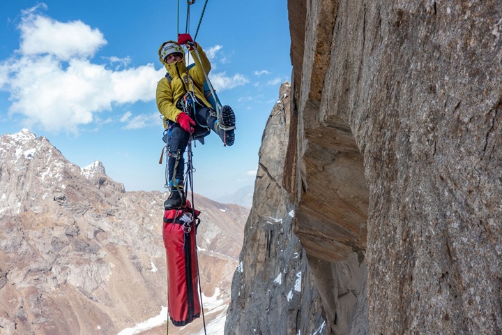 Пролезли самый большой карниз в бывшем СССР: сибирские альпинисты совершили первопроход на Памиро-Алае