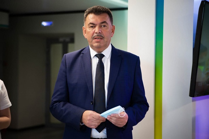 Глава Читы разбил свой Lexus в яме на городской дороге