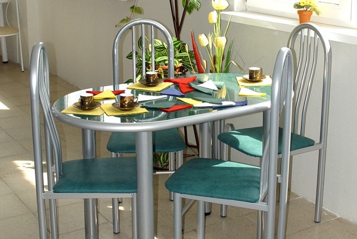 Как правильно выбрать кухонный стол