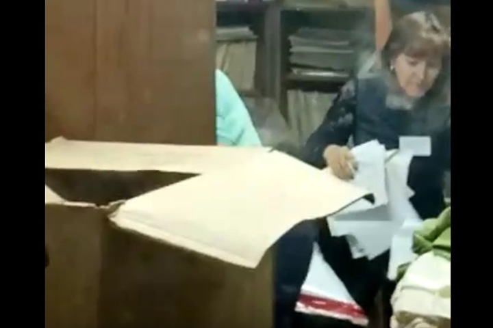 Члены избиркома проводили махинации с бюллетенями после закрытия участков в Кузбассе. Видео