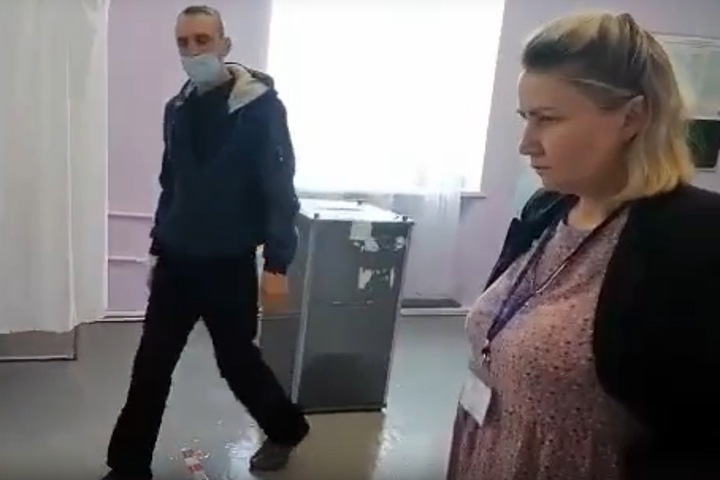 Очередной вброс бюллетеней произошел в Кузбассе. Глава комиссии утверждает, что не мешала поймать нарушителя