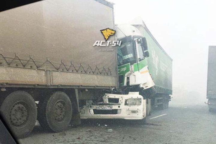 Тринадцать автомобилей столкнулись под Новосибирском из-за дыма, есть жертва