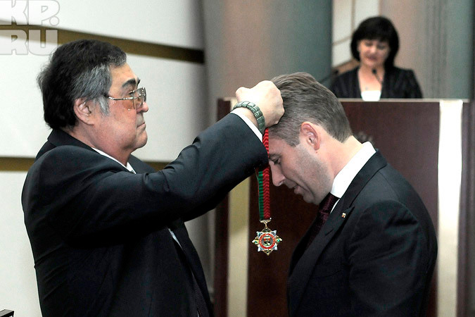 Аман Тулеев и Павел Астахов обменялись наградами за бескорыстную помощь кузбасским сиротам