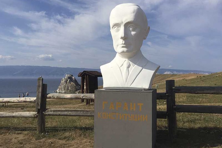 Вывезенный с Ольхона бюст Путина раскололся по дороге