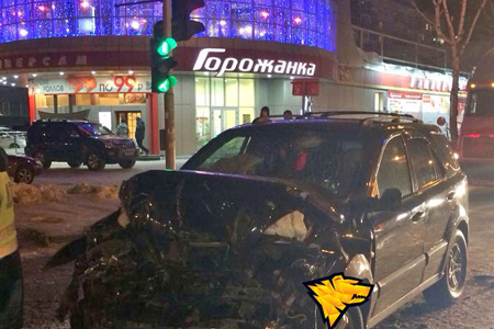 Инспектор ГИБДД погиб в Новосибирске, врезавшись на автомобиле в троллейбус 