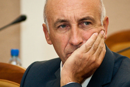 СК приостановил дело сбежавшего омского экс-чиновника Меренкова