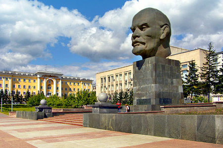 Мэрия Улан-Удэ не против надеть шапку на изваяние головы Ленина Мэрия Улан-Удэ не против надеть шапку на изваяние головы Ленина