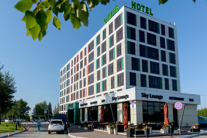 Новосибирскую гостиницу «СкайПорт» уличили в незаконном строительстве автостоянки и кафе