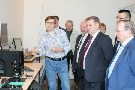 Глава Новосибирска осмотрел разработки по управлению движением в метро