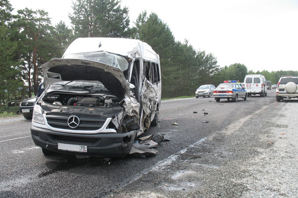 Состояние пострадавших при столкновении автобуса с фурой под Томском остается тяжелым Состояние пострадавших при столкновении автобуса с фурой под Томском остается тяжелым