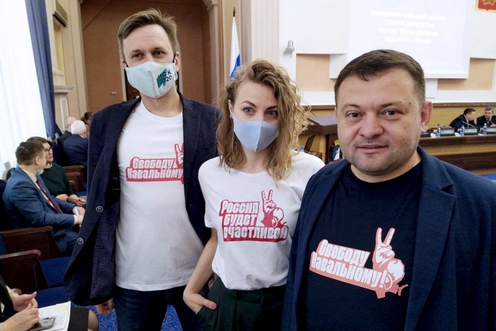 Независимые депутаты пришли на сессию новосибирского горсовета в майках «Свободу Навальному»