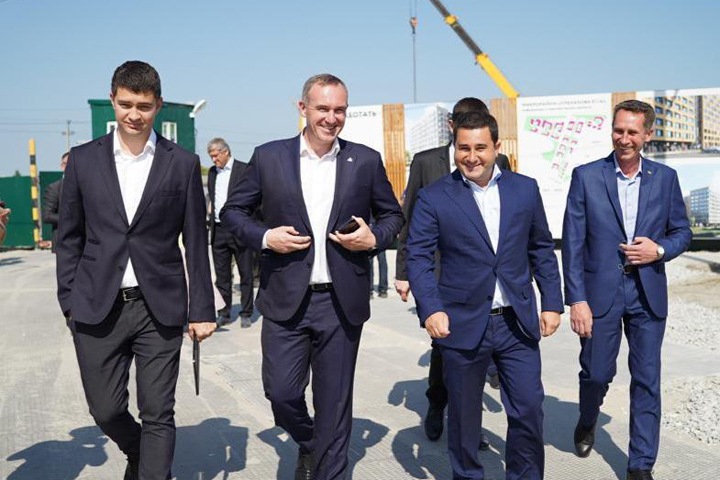 Замминистра ЖКХ РФ побывал на площадке первого цифрового микрорайона в Сибири