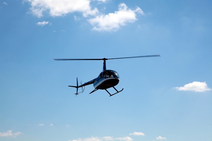 Частный вертолет упал в реку в Хакасии